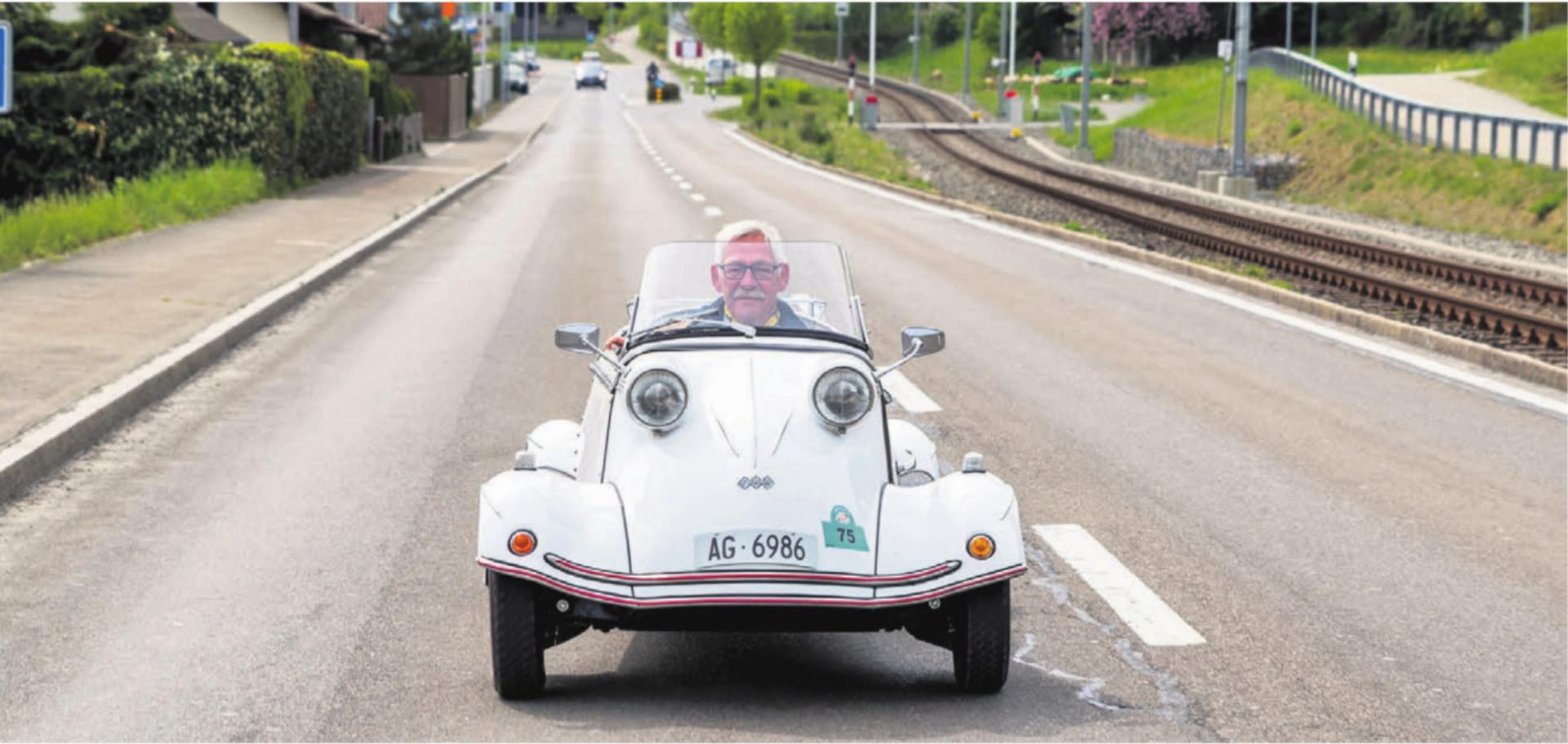 Bernhard Taeschler und seine Messerschmitt. Mit seinem Lieblingsfahrzeug fährt der OK-Chef des Microcartreffens auch mal gerne rund um den Hallwilersee (Bild), dorthin führt das nächste Internationale Microcartreffen. Bild: Archiv/hus - Das Bild wird blockiert. – Möglicherweise durch einen aktiven Adblocker.