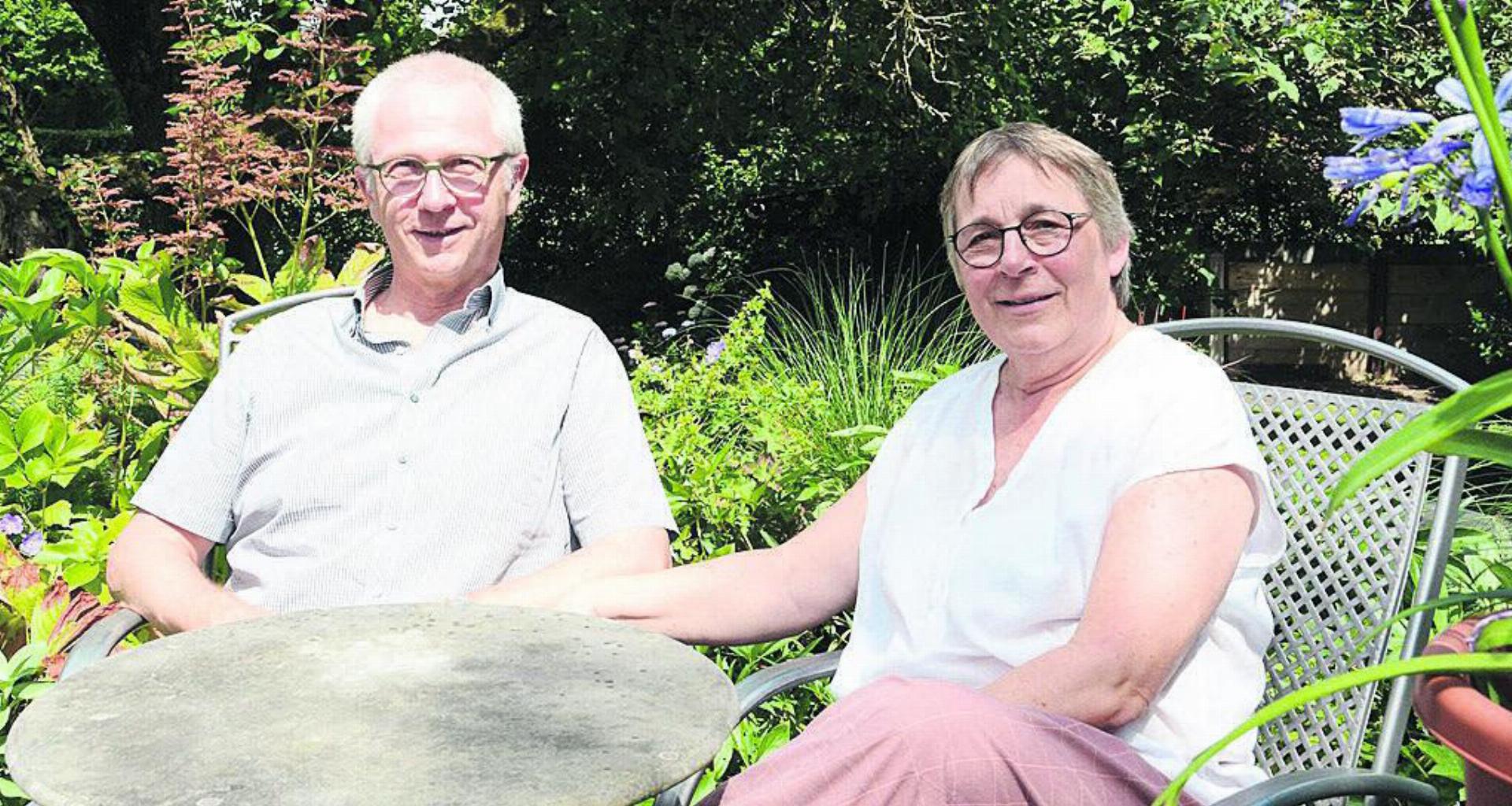 Roland und Regula Schumacher freuen sich, in Zukunft mehr Zeit in ihrem schönen Garten zu verbringen. Bild: chh