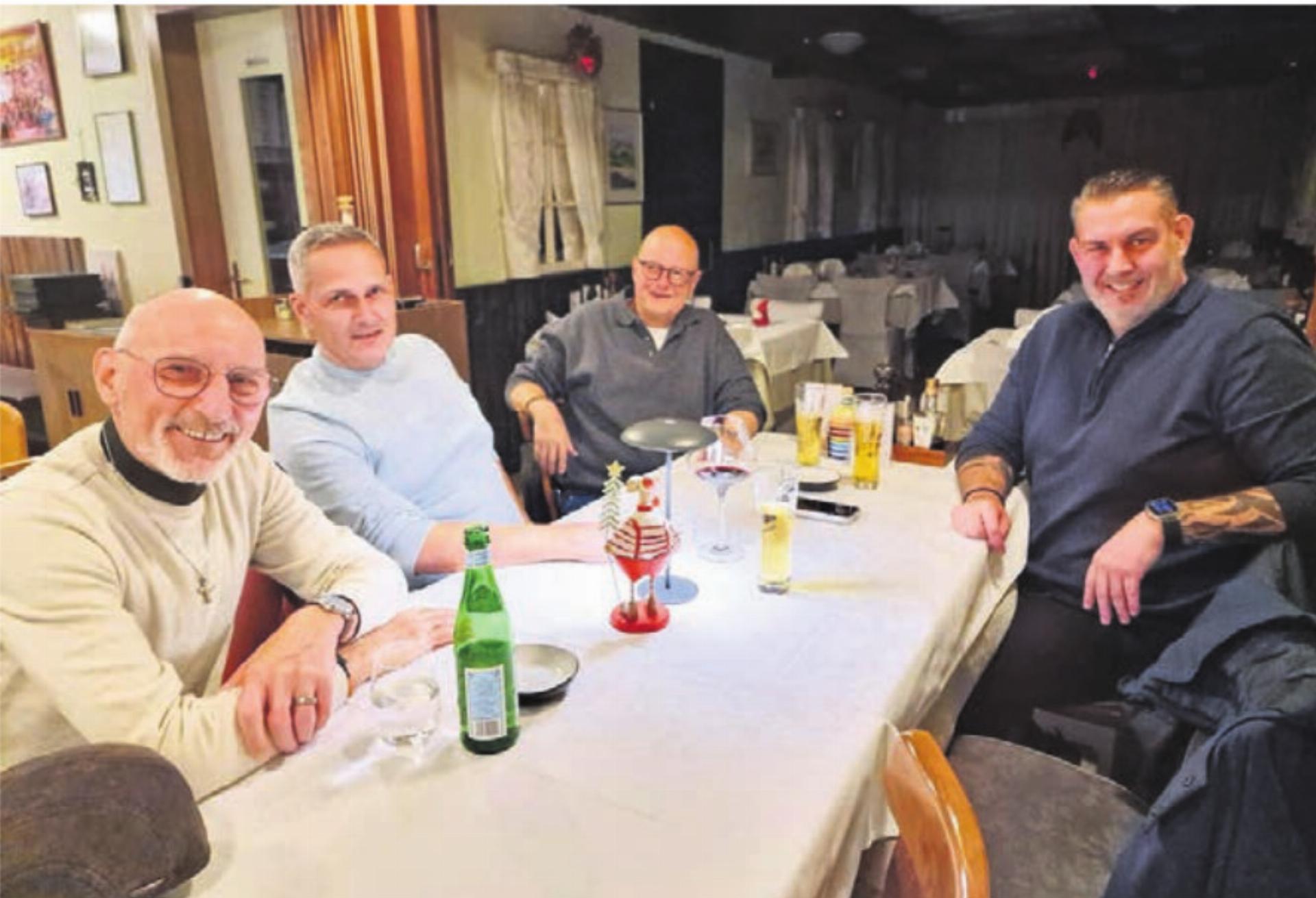 Der Gemeinderat am letzten Stammtisch im November, Gemeindeammann Silvan Zülle fehlt auf dem Bild, er war der Fotograf. Bild: gk - Das Bild wird blockiert. – Möglicherweise durch einen aktiven Adblocker.