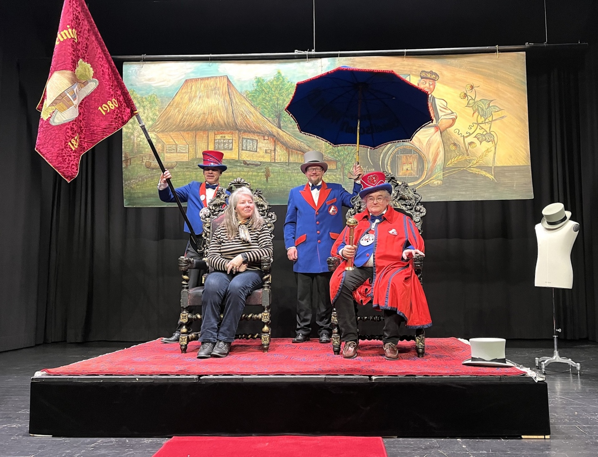 Der frisch inthronisierte Ehrenkammerer Orest (Dr. Biehle) de Gsundmacher (rechts) mit seiner Frau Ursula. Bild: zg - Das Bild wird blockiert. – Möglicherweise durch einen aktiven Adblocker.