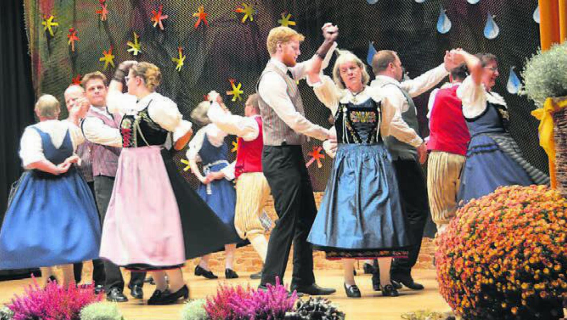 Die Eggenwiler Volkstanzgruppe präsentierte eine grosse Vielfalt an Tänzen. Bild: rwi