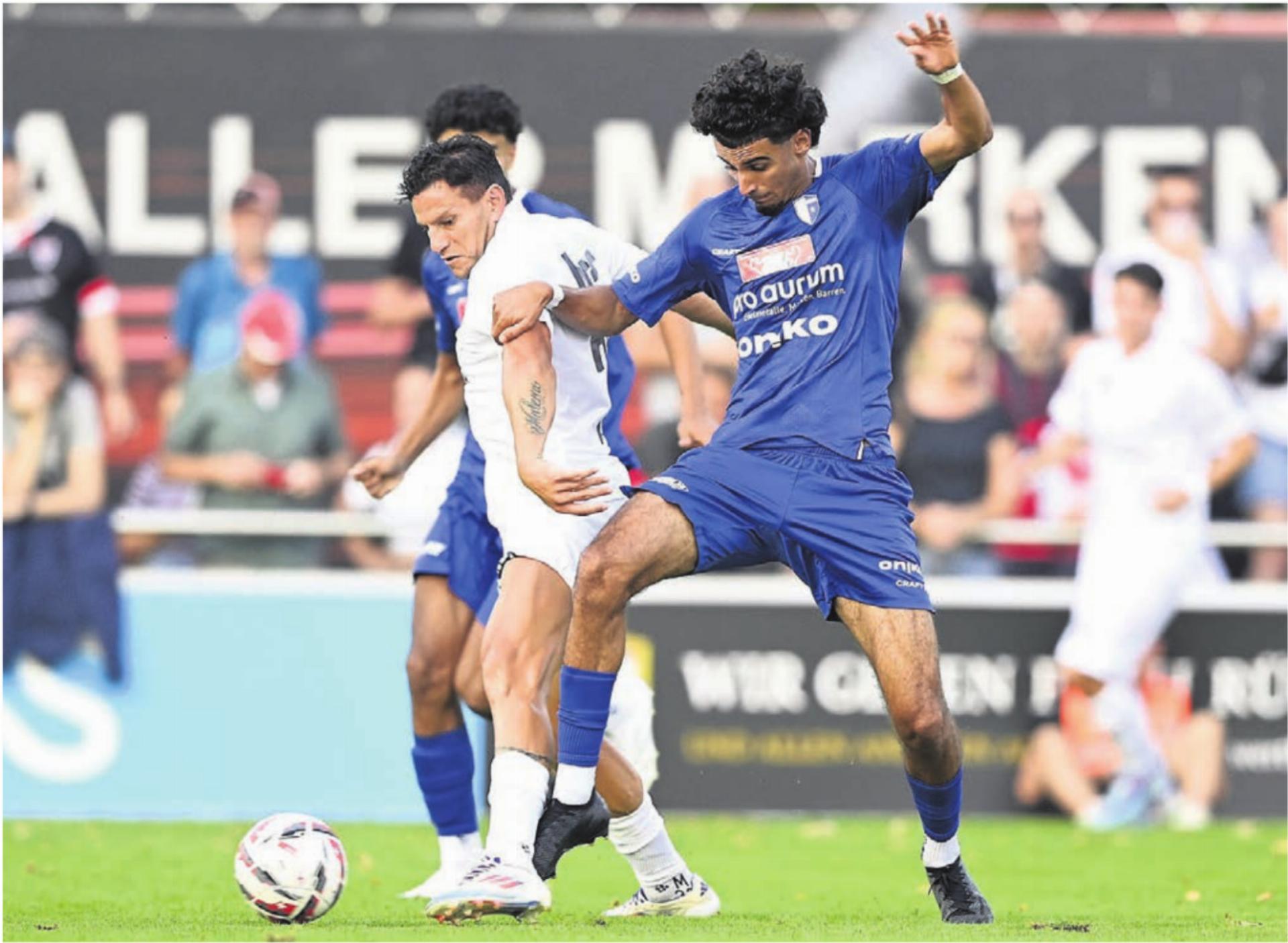 Wenn der Gegenspieler doppelt so alt ist wie man selbst: Kevan Dalvand (rechts, 19 Jahre) im Cup gegen Aaraus Raul Bobadilla (38 Jahre). Bild: Archiv/awa - Das Bild wird blockiert. – Möglicherweise durch einen aktiven Adblocker.