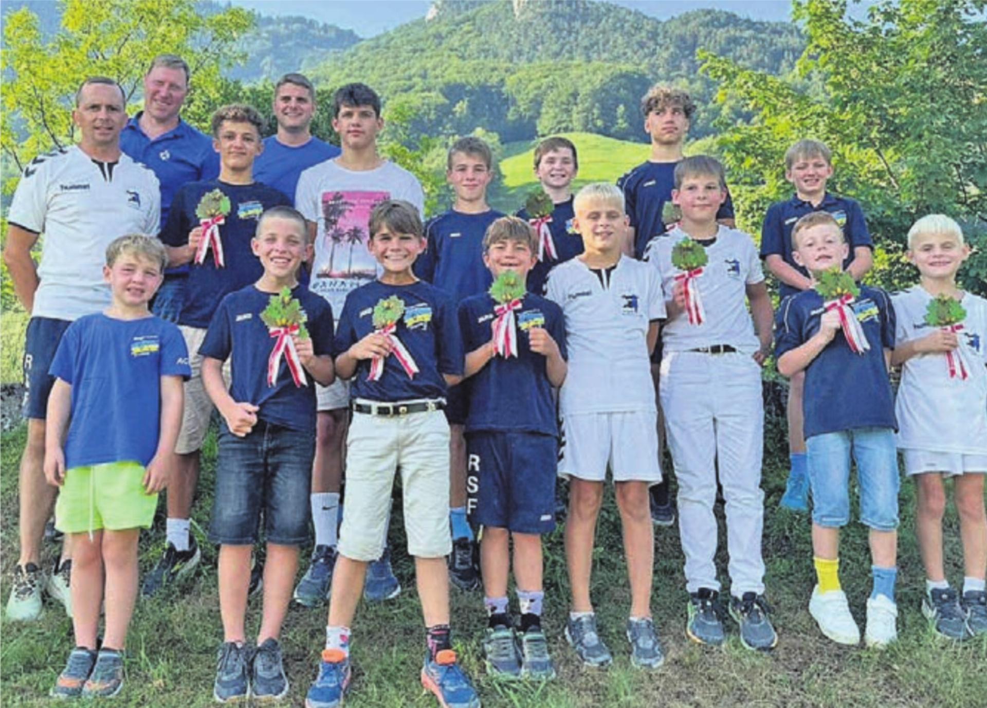 Ganz links sind Adi Bucher, Dani Schmid (technischer Leiter AG-Kantonalverband) und Remo Boss. Sie trainieren den Nachwuchs der Nationalturnriege Freiamt und freuen sich über die starken Leistungen. Highlight war der Sieg von Morris Kron.
