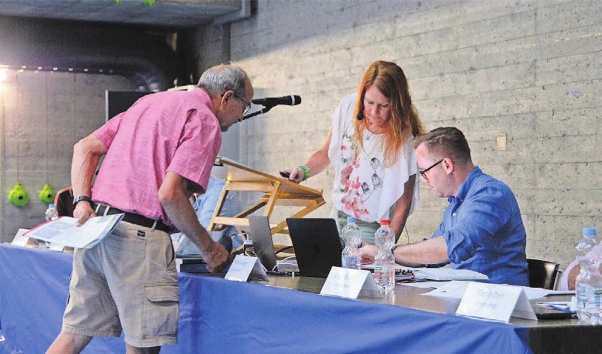 Der Stimmzähler überbringt Gemeindeschreiber Ronny Wasem (rechts) und Gemeindeammann Renate Ballmer die Anzahl der Stimmen. Bild: Sabrina Salm