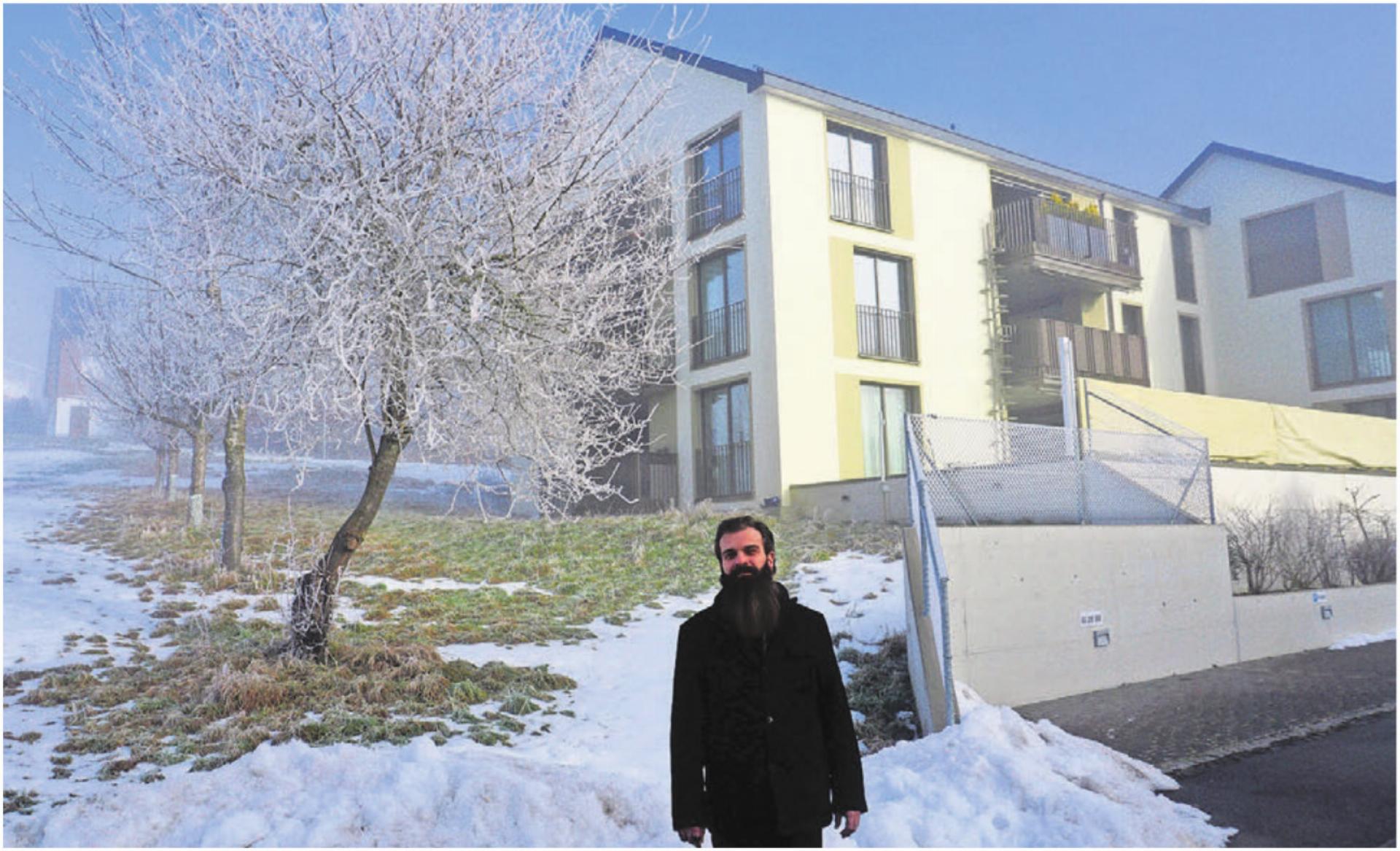 Dani Portmann vor seinem Firmensitz und Wohnhaus «Weidsicht» in Lieli. Bild: rts - Das Bild wird blockiert. – Möglicherweise durch einen aktiven Adblocker.