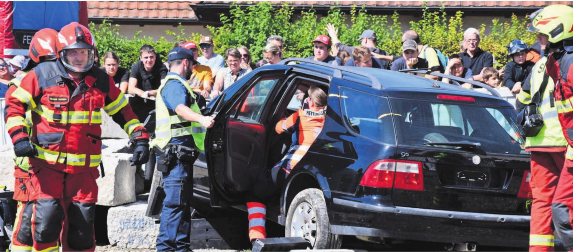 Die Strassenrettung mit der Stützpunktfeuerwehr Muri , der Kantonspolizei Aargau und dem Rettungsdiens Neeser stösst auf grosses Interesse bei den Besuchern. Bilder: Monica Rast - Das Bild wird blockiert. – Möglicherweise durch einen aktiven Adblocker.