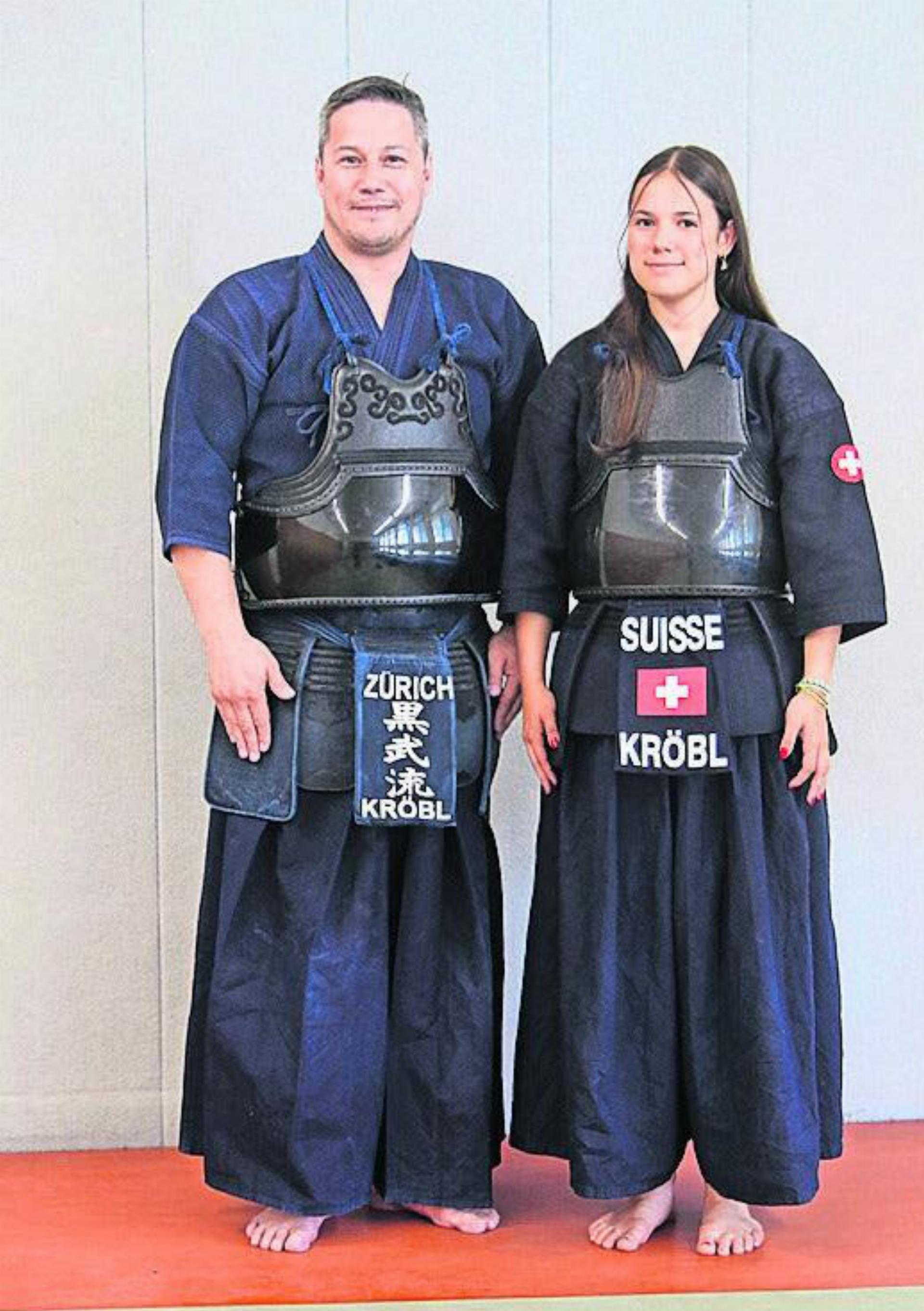 Vater und Tochter teilen die Leidenschaft für die japanische Kampfkunst Kendo: Chris und Yumi Kröbl. Bilder: Josip Lasic