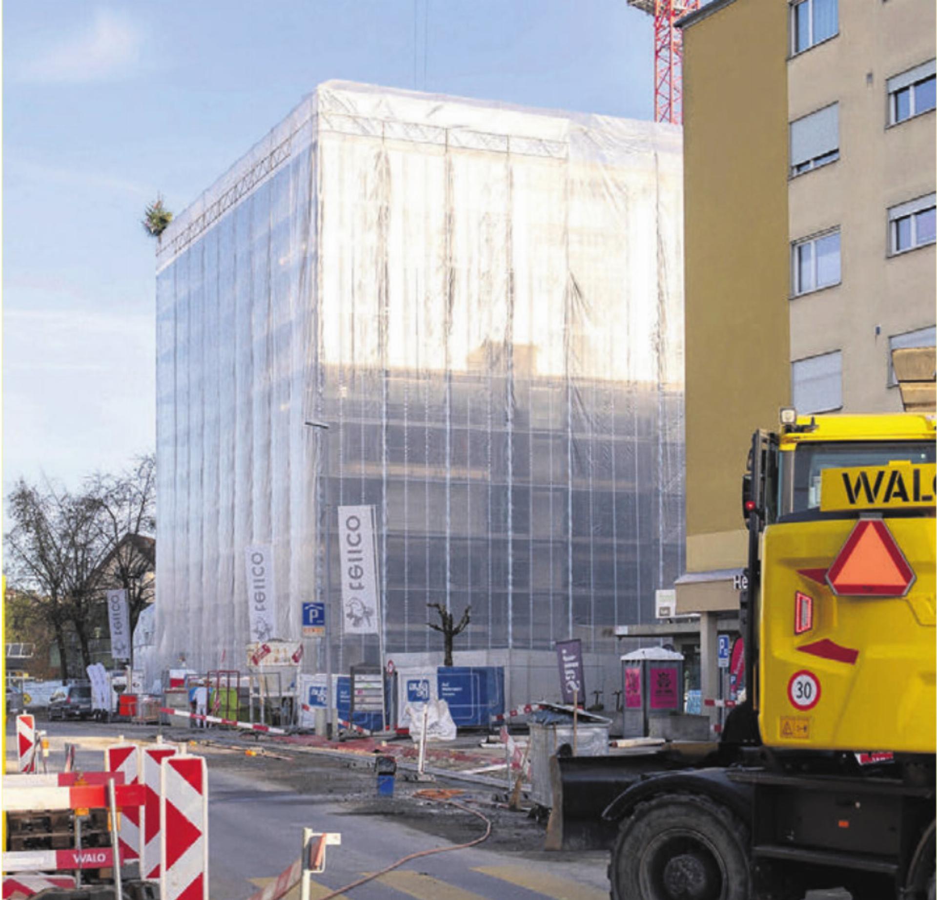 Per Oktober 2026 sollen hier die Wohnungen bezugsbereit sein. - Das Bild wird blockiert. – Möglicherweise durch einen aktiven Adblocker.