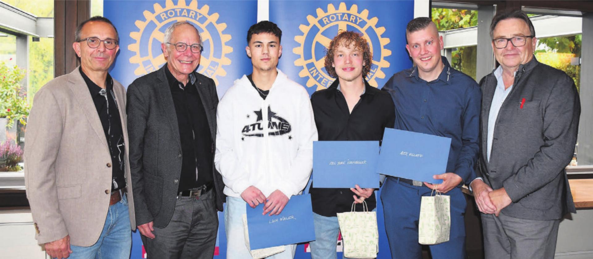 Feierliche Auszeichnung mit den erfolgreichen Lehrabgängern (v. l.): Max Wyder (Präsident Rotary Club Freiamt), Sepp Sachs (Präsident Rotary Stiftung Freiamt), Luca Wohler, Ken Isenegger, Alex Egloff und Toni Notter (Präsident der Jury). Bilder: Daniel Marti