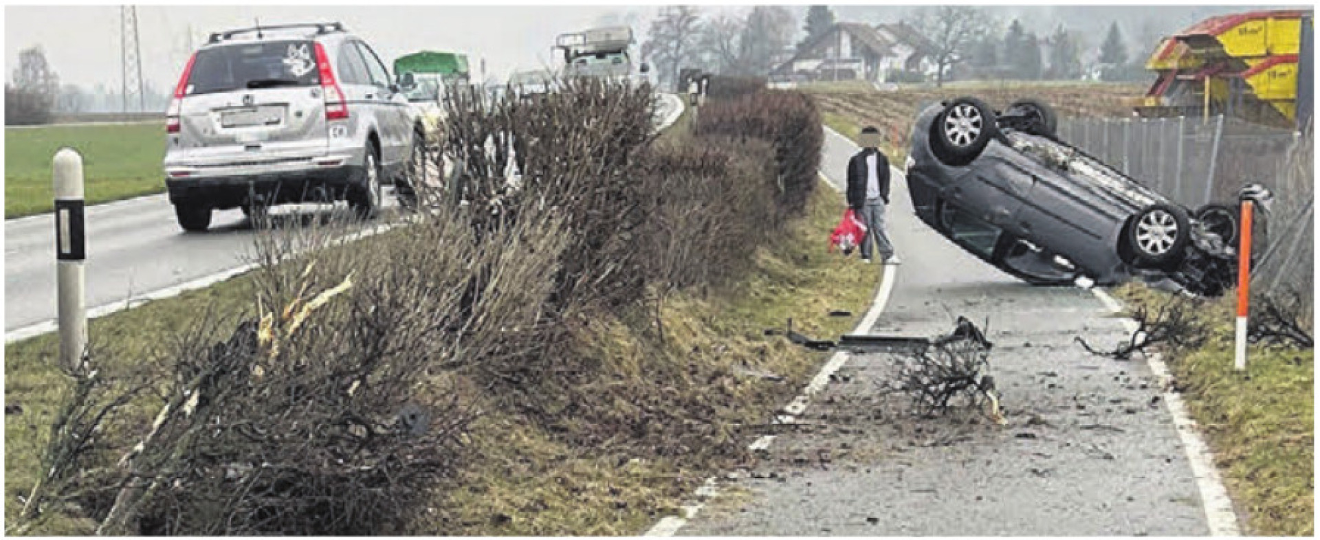 Der Unfallverursacher kam von der übersichtlichen Strasse ab und landete auf dem Dach. Bild: pz - Das Bild wird blockiert. – Möglicherweise durch einen aktiven Adblocker.