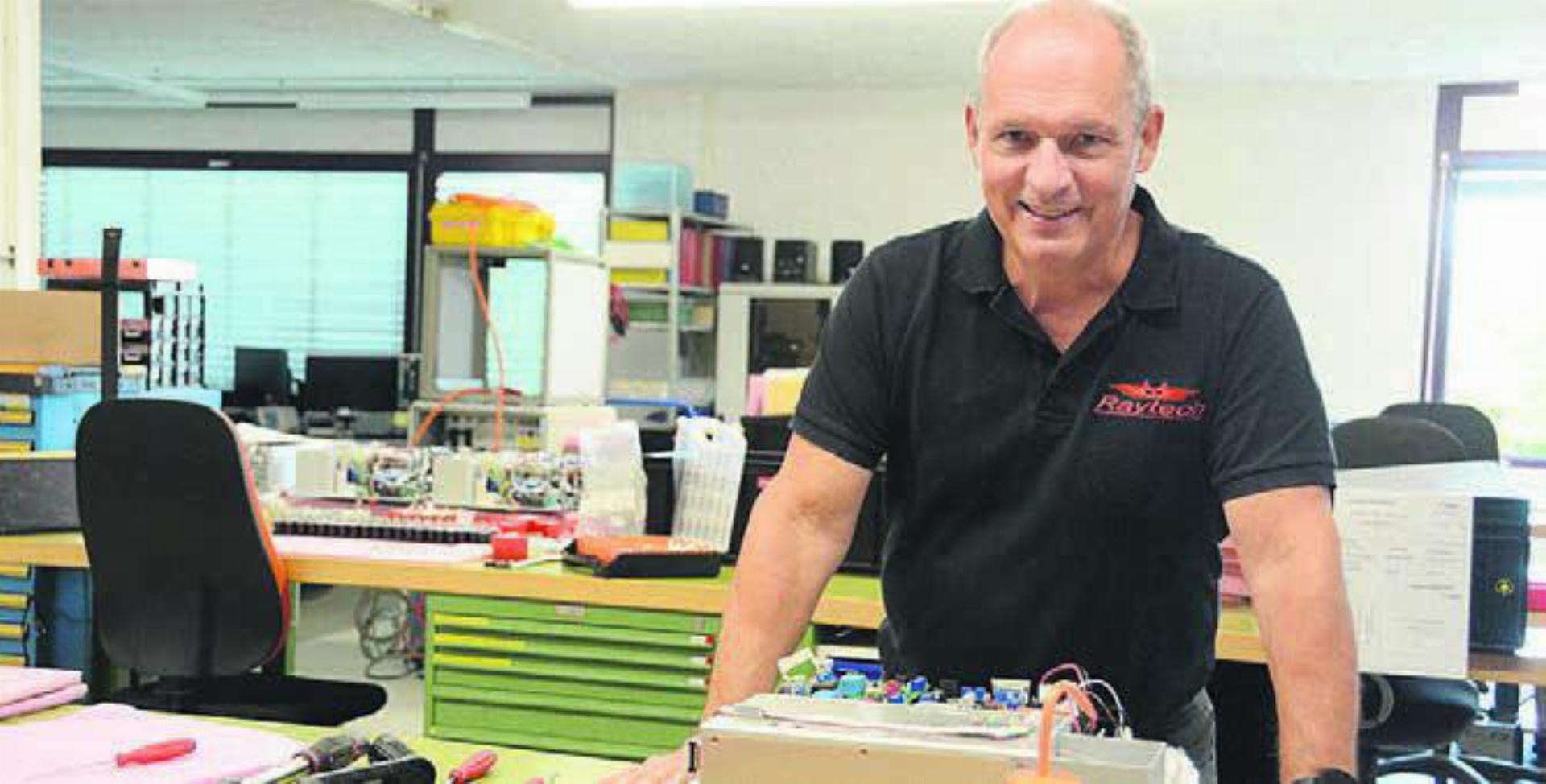 Rolf Brunold in den Firmenräumen seines Unternehmens in Bremgarten. Von hier aus beliefert Raytech fast die ganze Welt mit ihren Messgeräten. Bild: chh