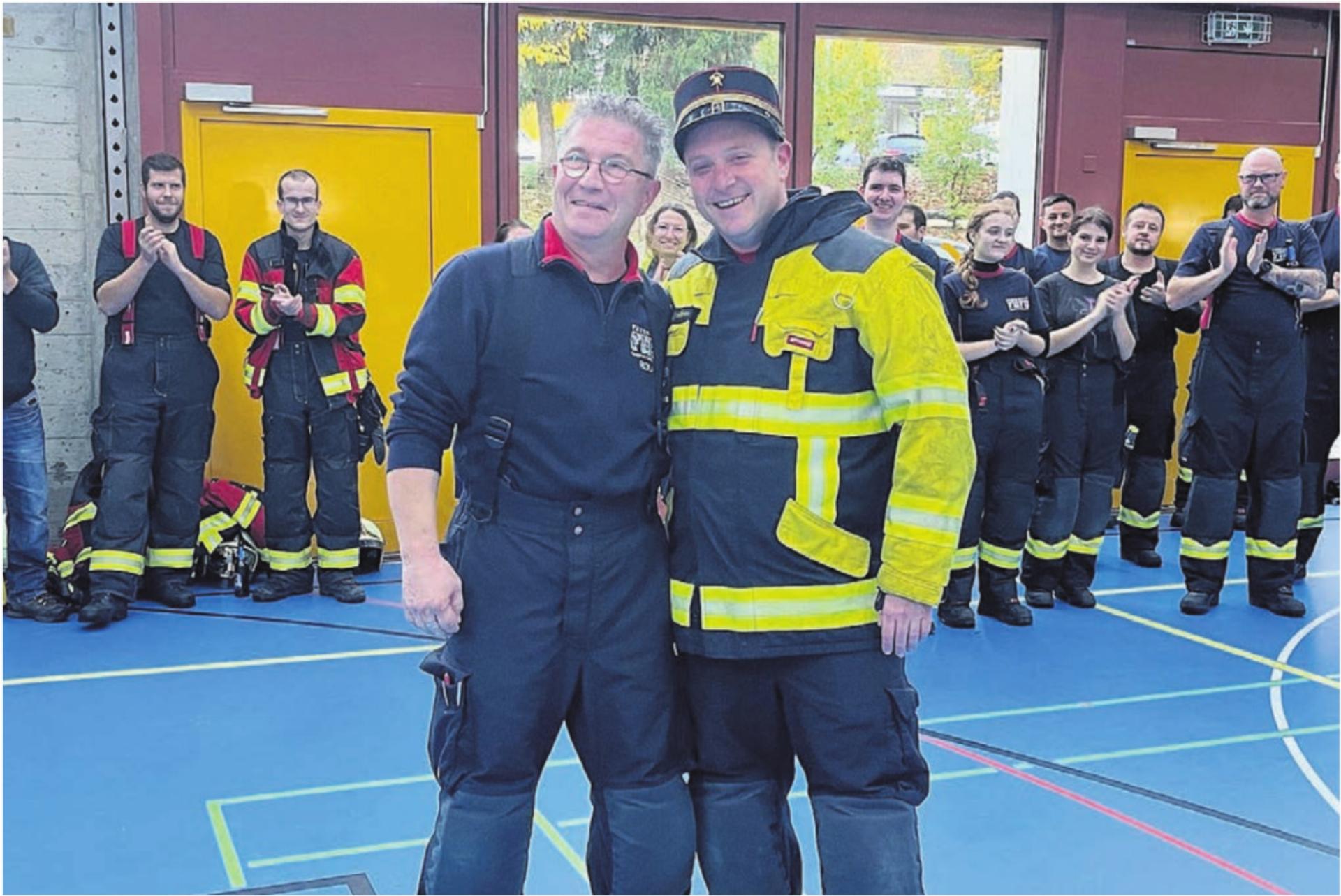 Symbolische Kommandantenhut-Übergabe von Roland Seiler (links) an Marcel Wehren. Bild: Britta Müller - Das Bild wird blockiert. – Möglicherweise durch einen aktiven Adblocker.