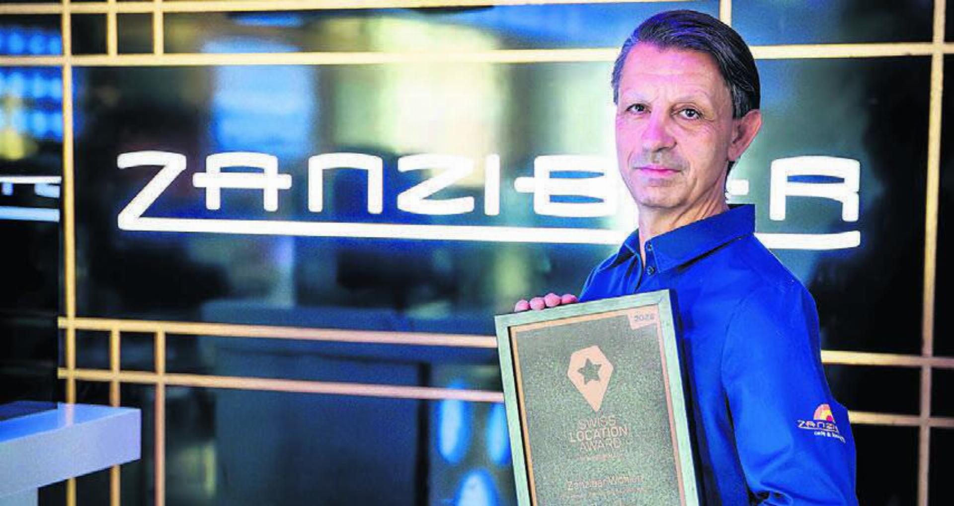 Zanzibar-Chef Adriano Iannone mit dem «Swiss Location Award». 
Bild: zg