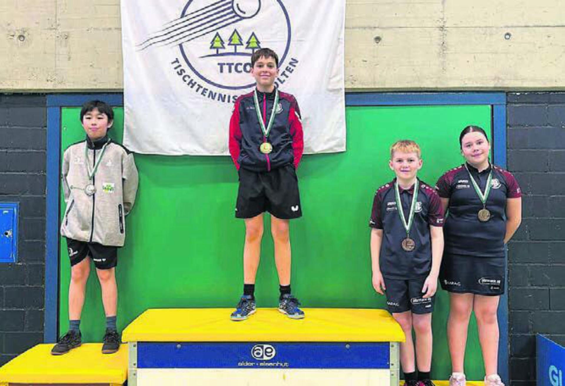 3 von 4 aus dem Reussstädtli: Der TTC Bremgarten war auf dem Podest in einigen Kategorien reichlich vertreten. Hier das Podest der U13 mit Sieger Ryan Schneller und Julijana Drobnjak und Dario Müller auf dem geteilten dritten Rang. Bild: zg