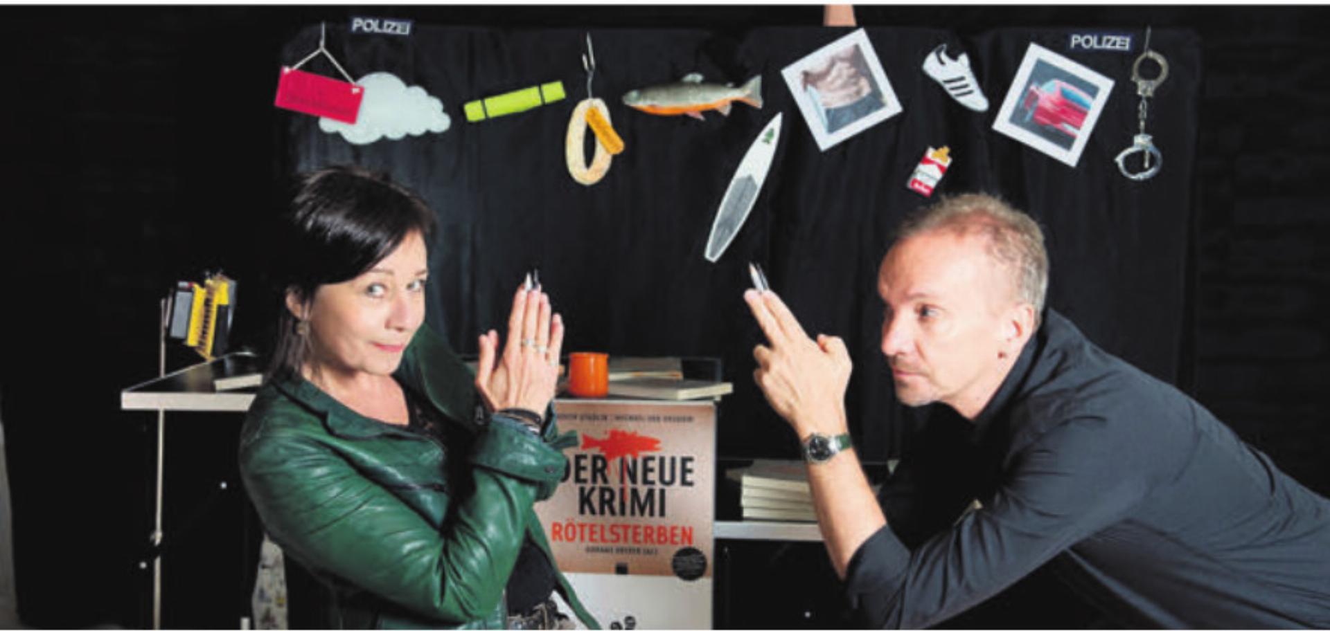 Das Krimi-Duo Judith Stadlin und Michael van Orsouw, bekannt für seine theatralischen Auftritte, liest aus «Zuger Todesfelle». Bild: pd - Das Bild wird blockiert. – Möglicherweise durch einen aktiven Adblocker.