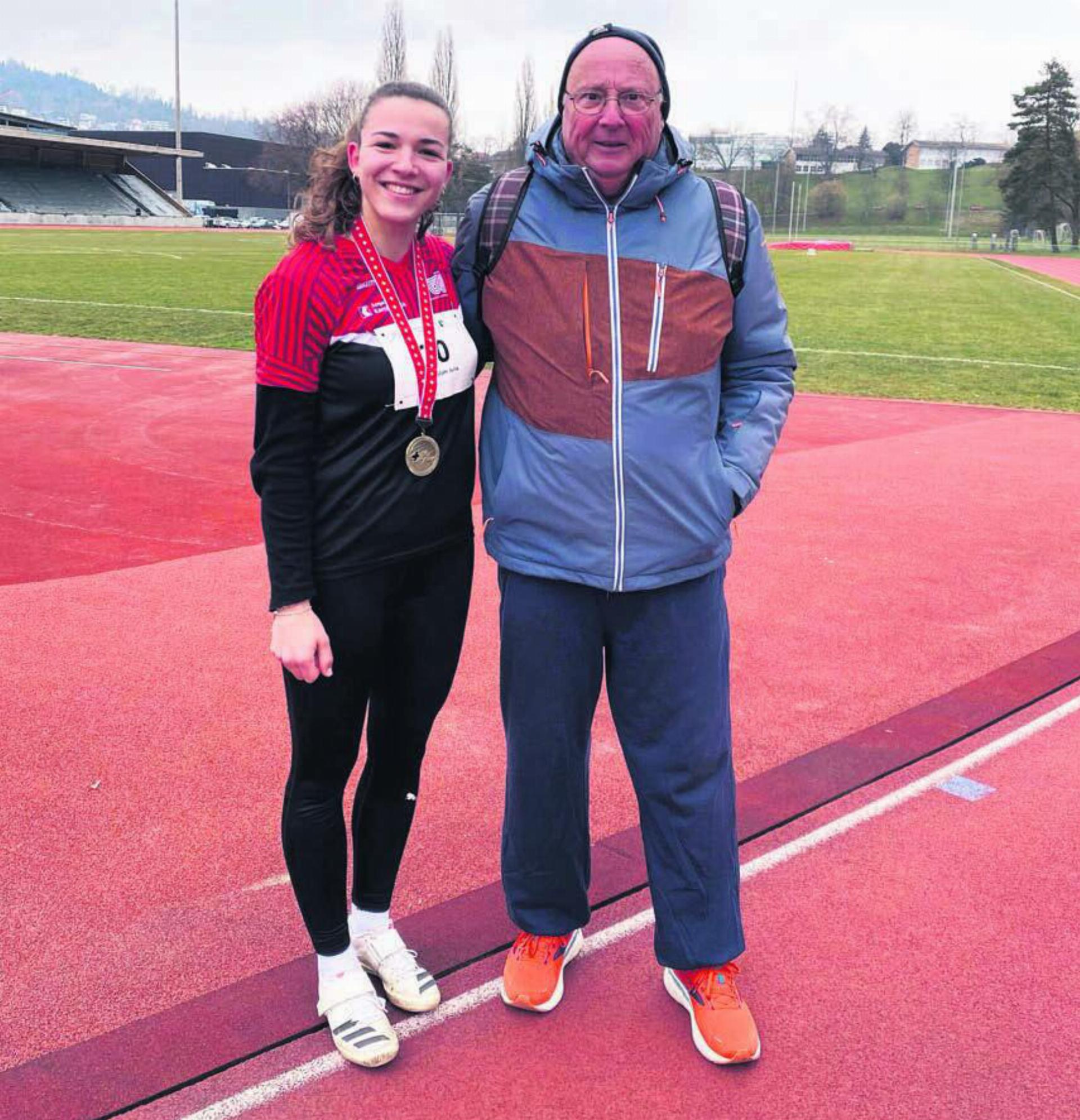 Julia Hammesfahr (links) kann im Gegensatz zu Trainer Rolf Stadler nach der gewonnenen Medaille trotz Eiseskälte strahlen. Bild: zg