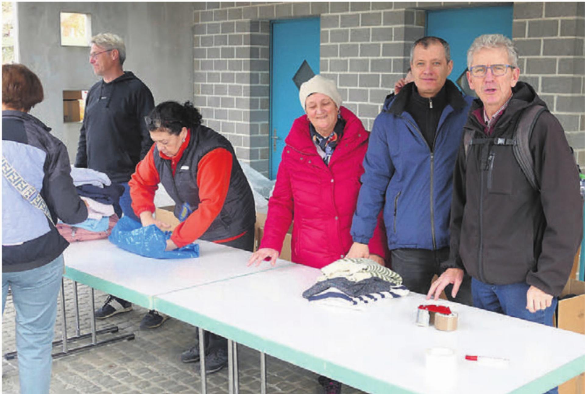 Gemeindeleiter und Diakon Hans-Peter Stierli (rechts) unterstützte die Sammlung des Vereins aktiv. Bild: tre - Das Bild wird blockiert. – Möglicherweise durch einen aktiven Adblocker.