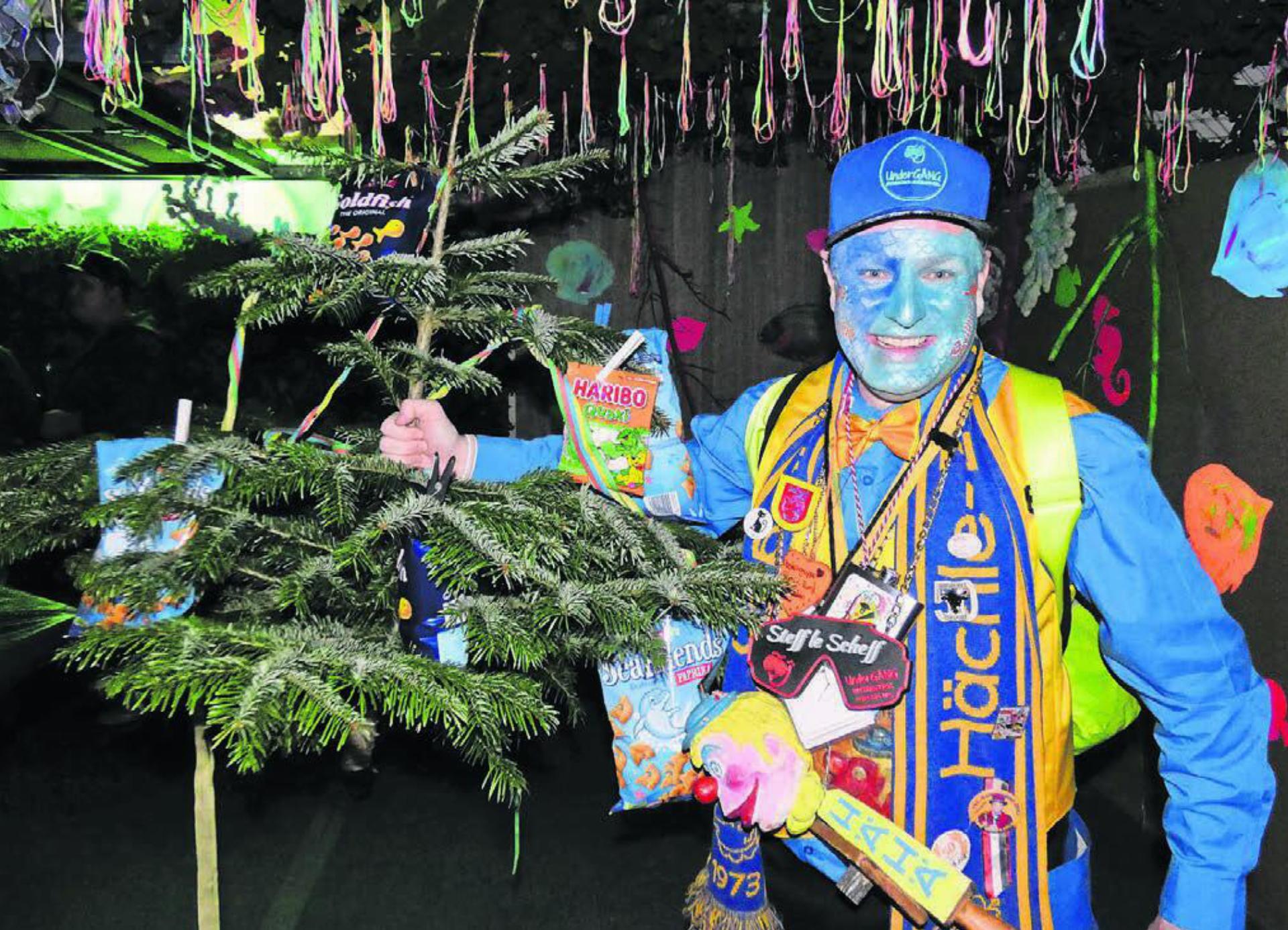 Zunftmeister «Steff le Scheff» startete ins zweite Amtsjahr. Von Ortsbürgerpräsident Stephan Nauer bekam er den «1. Unterwasser-Christbaum» überreicht. Bild: sp
