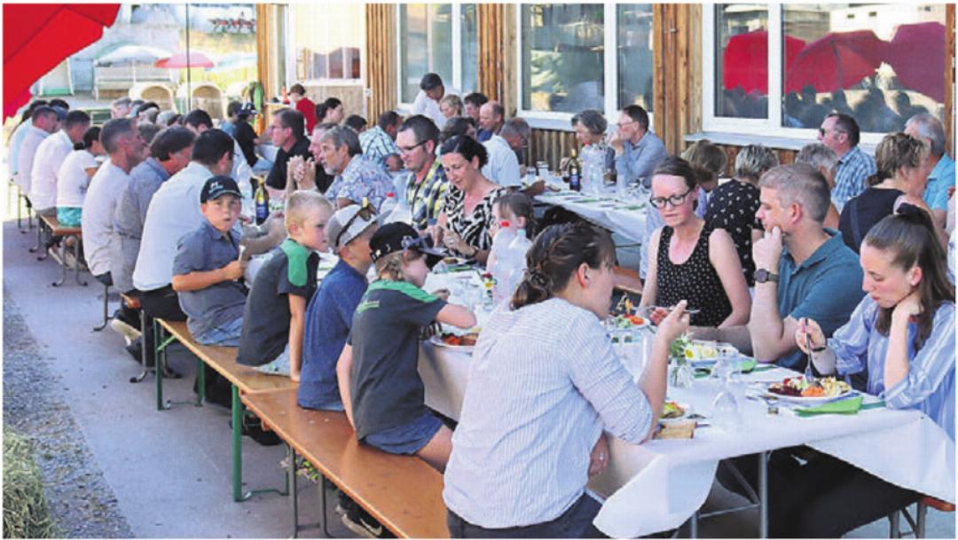 Bei prächtigem Wetter genossen die Gäste den Anlass. Bilder: Thomas Stöckli / Evelyne Heeb Bei prächtigem Wetter genossen die Gäste den Anlass. Bilder: Thomas Stöckli / Evelyne Heeb