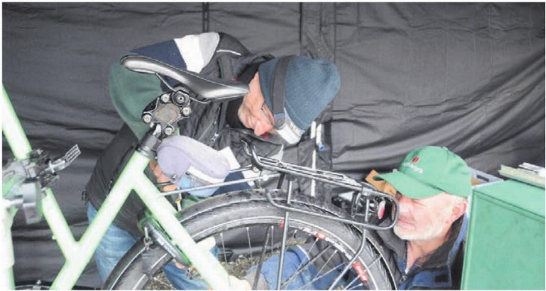 Roland Perissinotto (links) und Andreas Glaser kümmern sich gemeinsam um ein defektes Veloschloss. Und dies mit Erfolg. Roland Perissinotto (links) und Andreas Glaser kümmern sich gemeinsam um ein defektes Veloschloss. Und dies mit Erfolg.