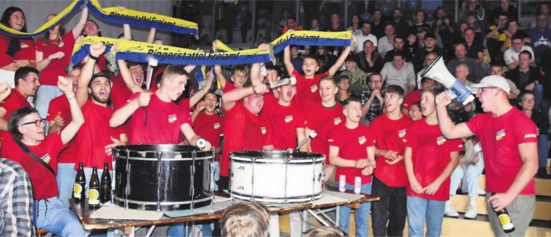 Die RS-Freiamt-Fans geben vor einer Woche in Willisau Vollgas. Mathias Meier (rechts) haut auf die Pauke. Bild: Joe Bossert