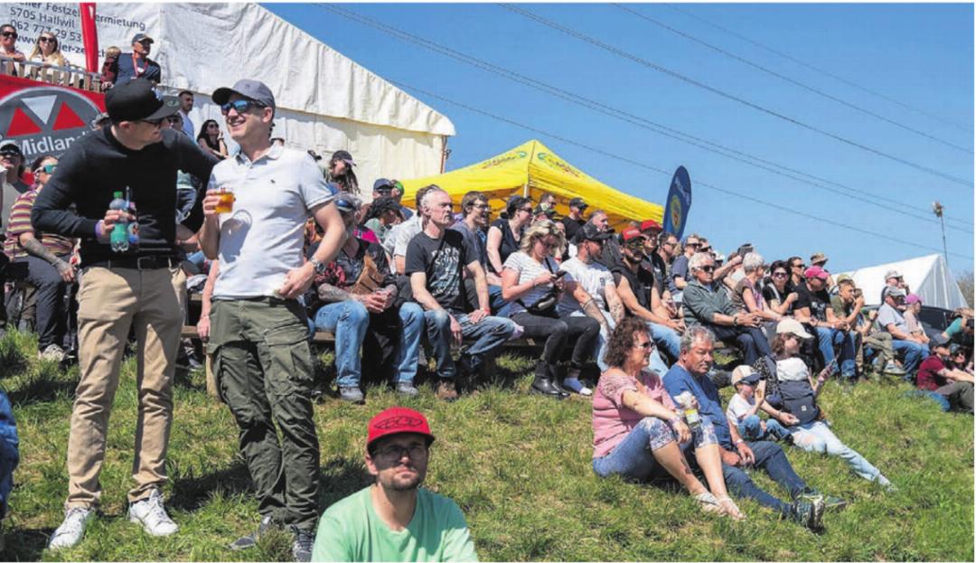 13 500 Zuschauer sind erschienen. Das schöne Wetter am Samstag hat dazu beigetragen. Bilder: Josip Lasic (3), Stefan Hotz (4) 13 500 Zuschauer sind erschienen. Das schöne Wetter am Samstag hat dazu beigetragen. Bilder: Josip Lasic (3), Stefan Hotz (4)