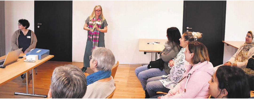 Präsidentin Christine Bächer konnte im Chappelehof etliche interessierte Frauen begrüssen. Präsidentin Christine Bächer konnte im Chappelehof etliche interessierte Frauen begrüssen.