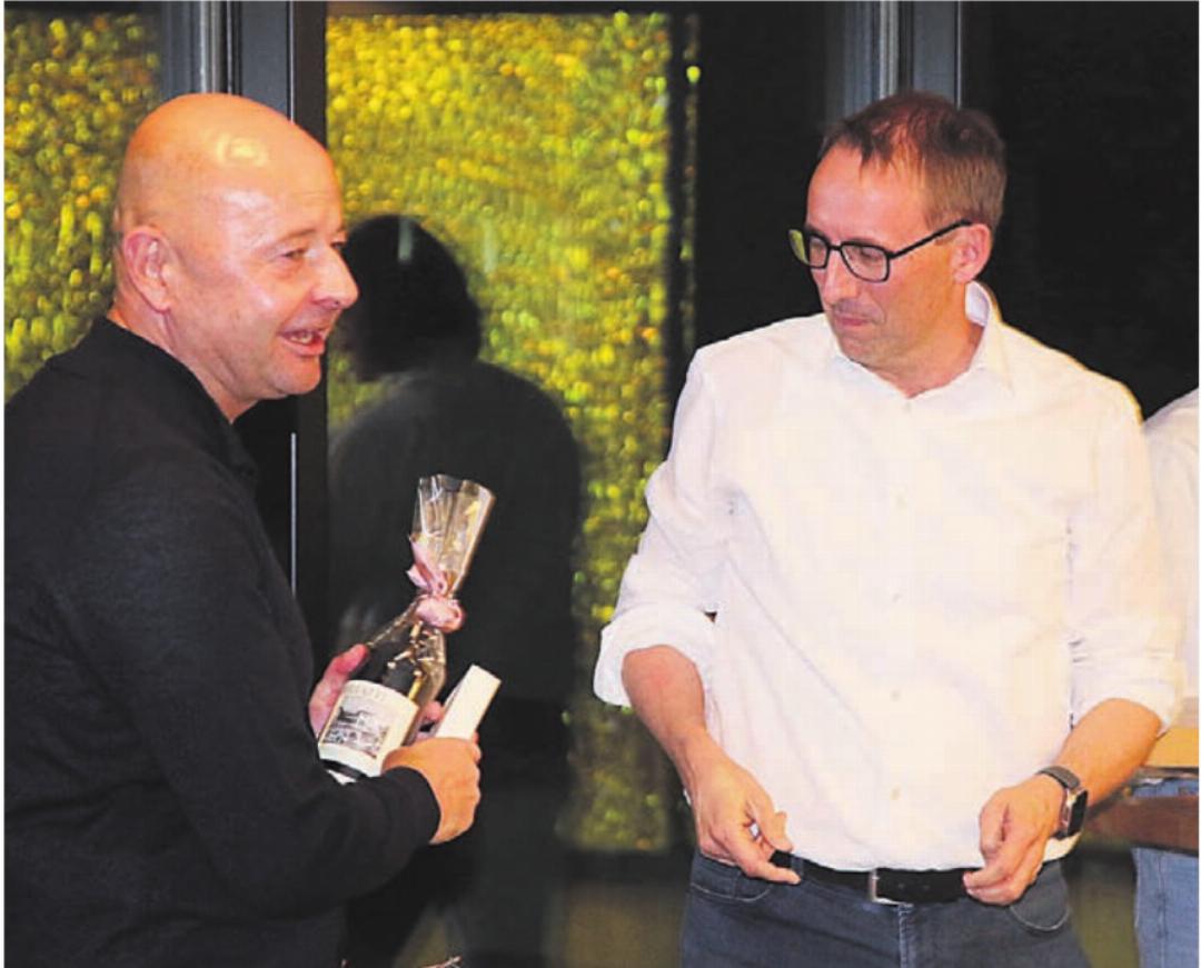 Nils Planzer (links), CEO der Planzer Holding, erhielt im Anschluss an sein Referat von Donatoren-Präsident Matthias Fricker eine Flasche Wein. Nils Planzer (links), CEO der Planzer Holding, erhielt im Anschluss an sein Referat von Donatoren-Präsident Matthias Fricker eine Flasche Wein.