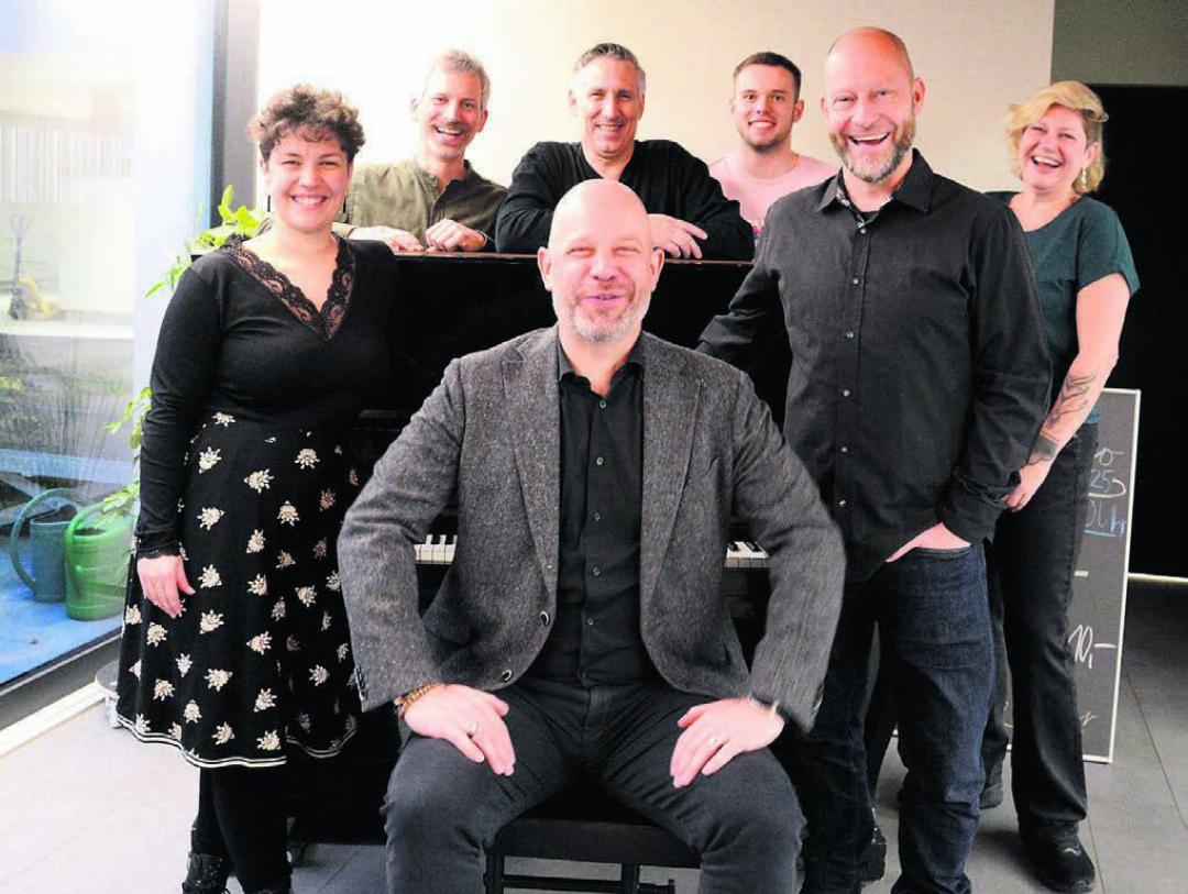 Der neu gewählte Gemeinderat Olivier Parvex (vorne) hat eine starke Fraktion im Rücken (von links): Julia Frischknecht, Matthias Angst, Philipp Stäger, Manuel Sax, Dennis Andermatt und Linda Meier. Bilder: Chregi Hansen Der neu gewählte Gemeinderat Olivier Parvex (vorne) hat eine starke Fraktion im Rücken (von links): Julia Frischknecht, Matthias Angst, Philipp Stäger, Manuel Sax, Dennis Andermatt und Linda Meier. Bilder: Chregi Hansen