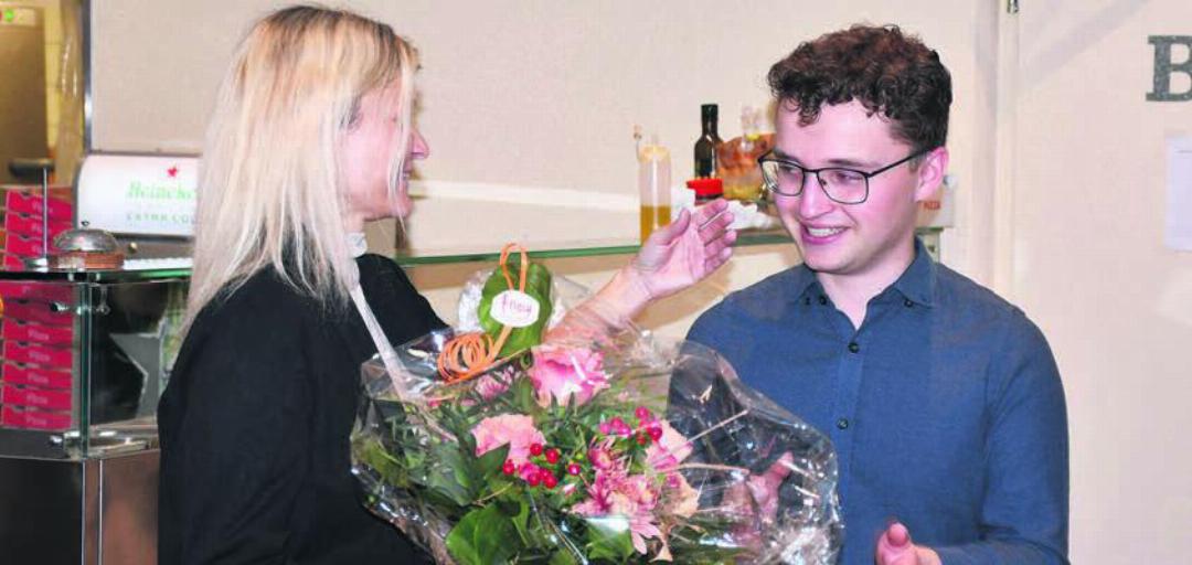 Zurück im Einwohnerrat: FDP-Fraktionspräsident Lionel Zingg gratuliert Denise Strasser zu ihrer Zeit im Gemeinderat und heisst sie im Dorfparlament wieder willkommen. Zurück im Einwohnerrat: FDP-Fraktionspräsident Lionel Zingg gratuliert Denise Strasser zu ihrer Zeit im Gemeinderat und heisst sie im Dorfparlament wieder willkommen.