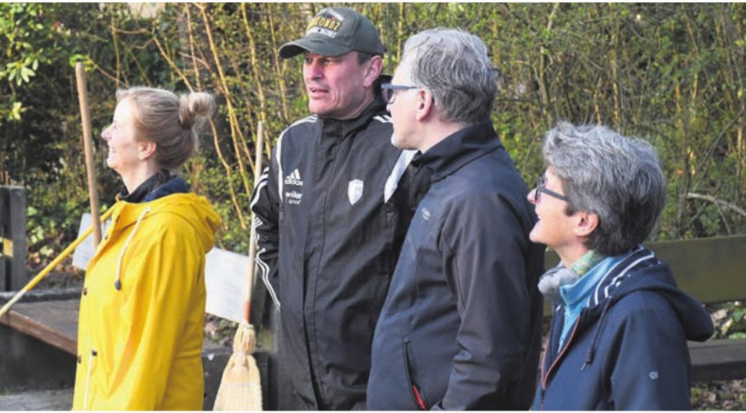 Die Gemeinderatsmitglieder beobachteten den Einsatz von Kollege Olivier Parvex mit bester Laune (v. l.): Frau Vizeammann Sonja Isler-Rüttimann, Gemeindeammann Roland Vogt, Thomas Geissmann und Claudia Hauri. Die Gemeinderatsmitglieder beobachteten den Einsatz von Kollege Olivier Parvex mit bester Laune (v. l.): Frau Vizeammann Sonja Isler-Rüttimann, Gemeindeammann Roland Vogt, Thomas Geissmann und Claudia Hauri.