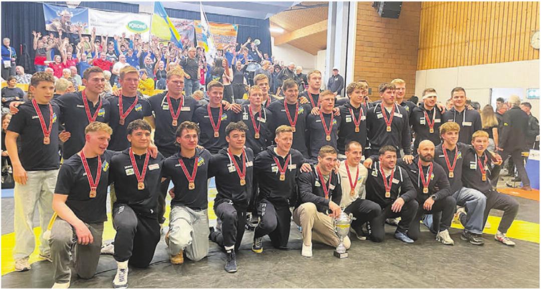 Die Ringer der RS Freiamt mit ihren Medaillen und dem Pokal für den 3. Platz. Im Hintergrund die zahlreichen Fans, die sie auch in Kriessern unterstützt haben. Bilder: Josip Lasic Die Ringer der RS Freiamt mit ihren Medaillen und dem Pokal für den 3. Platz. Im Hintergrund die zahlreichen Fans, die sie auch in Kriessern unterstützt haben. Bilder: Josip Lasic