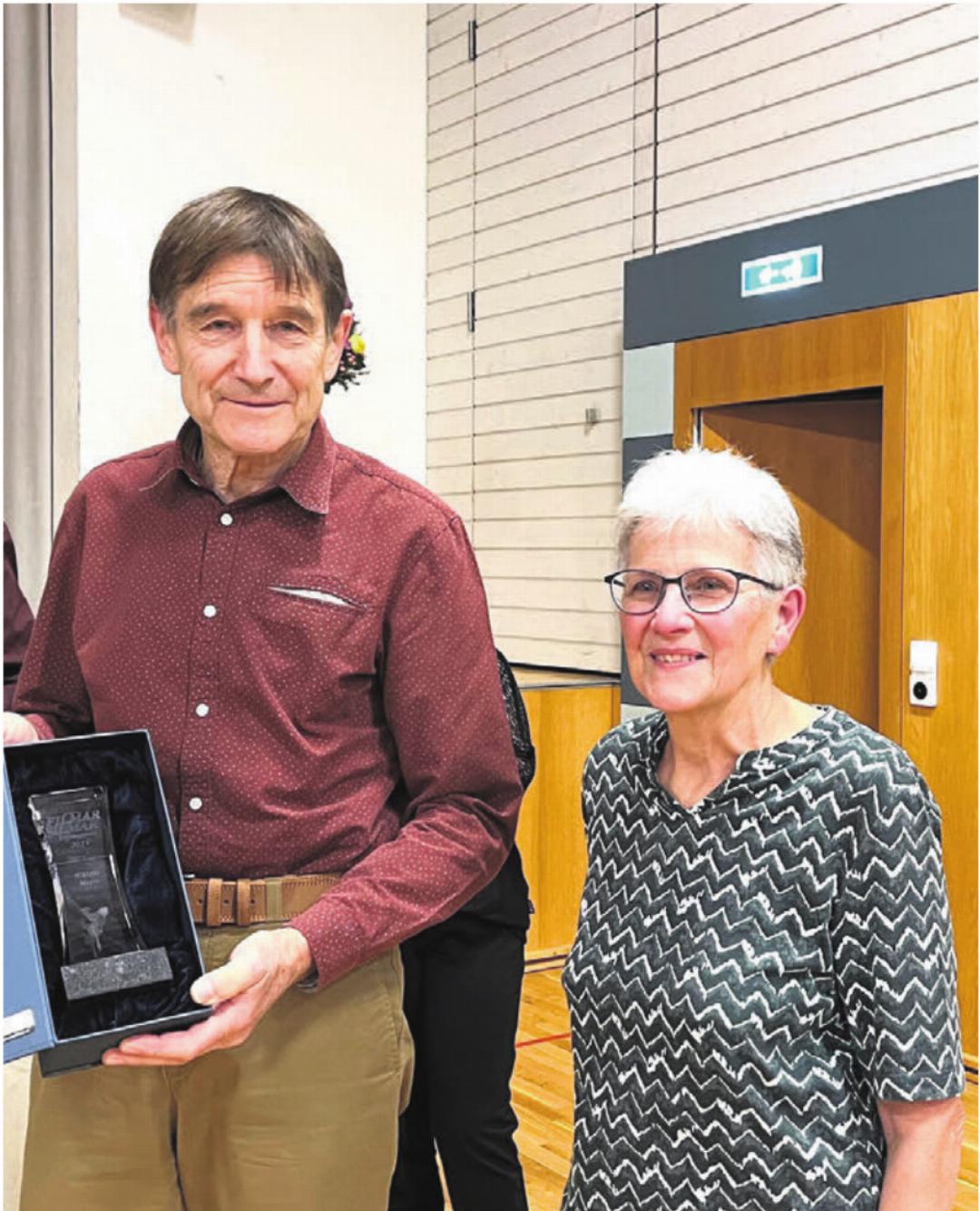 Niklaus und Elisabeth Meyer mit dem Ehrenpreis «Filmar 2025». Meyer hat die Theatergesellschaft während 50 Jahren geprägt. Bilder: Walter Minder Niklaus und Elisabeth Meyer mit dem Ehrenpreis «Filmar 2025». Meyer hat die Theatergesellschaft während 50 Jahren geprägt. Bilder: Walter Minder