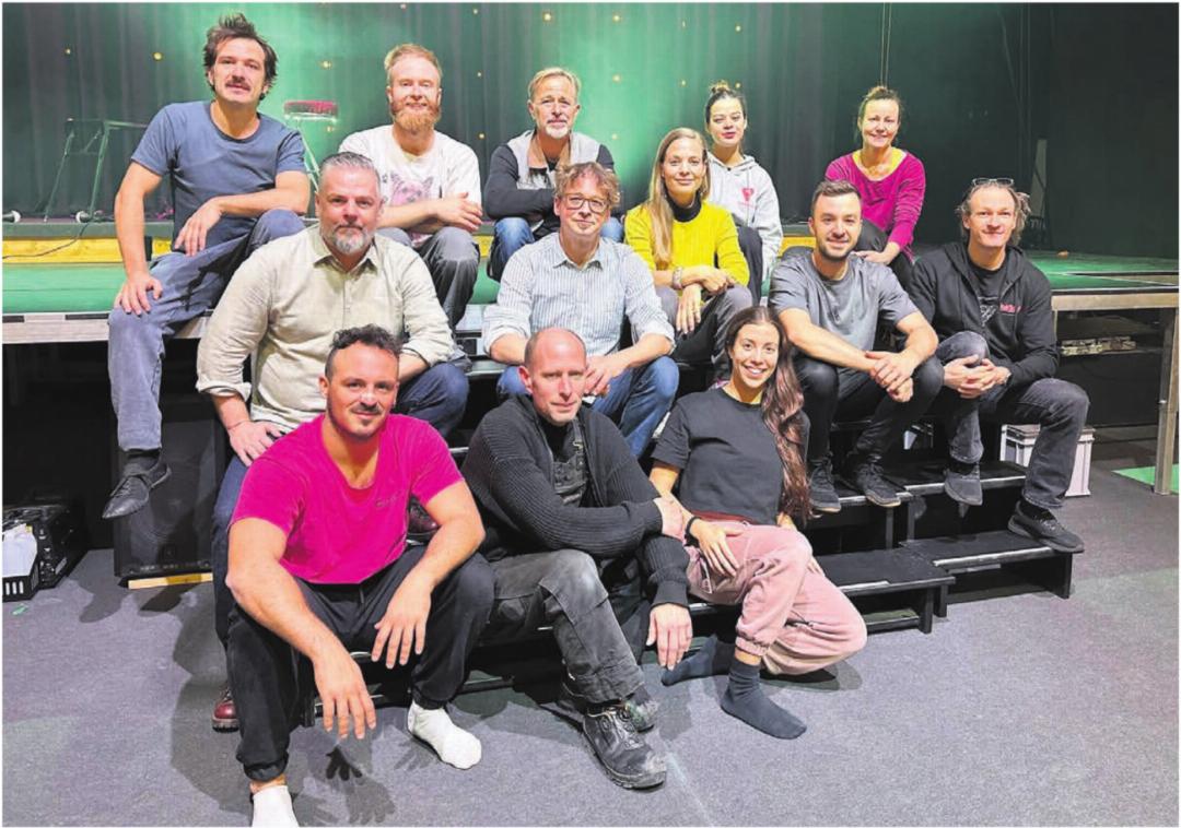 Artisten, Musiker, Sängerinnen: Fast die ganze Crew von Monti‘s Variété auf einem Bild.
Bild: Stefan Sprenger Artisten, Musiker, Sängerinnen: Fast die ganze Crew von Monti‘s Variété auf einem Bild.
Bild: Stefan Sprenger