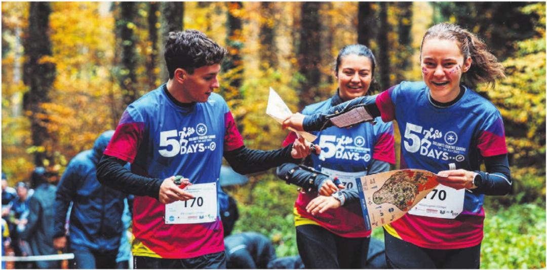 Karte erhalten – und los gehts. Diese Teilnehmer aus Lugano legen freudig los. Karte erhalten – und los gehts. Diese Teilnehmer aus Lugano legen freudig los.