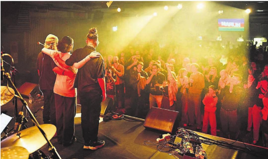 Marlin begeistert das Publikum mit ihrem authentischen Sound. Marlin begeistert das Publikum mit ihrem authentischen Sound.