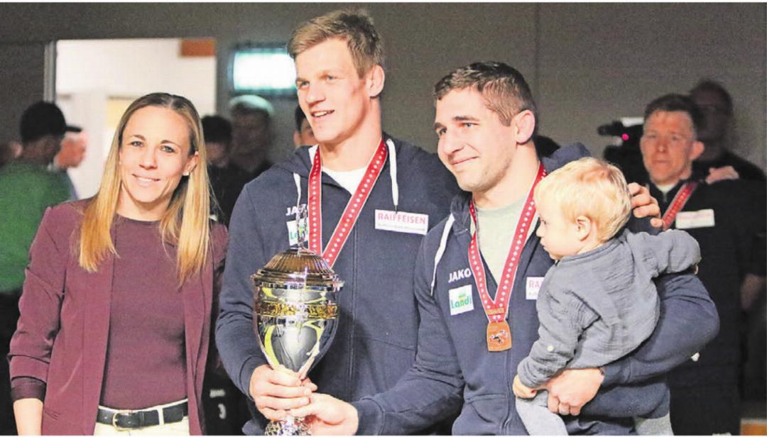Verbandspräsidentin Nadine Pietschmann (links) übergibt RS-Freiamt-Captain Marc Weber (Mitte) den Pokal. Für Yves Müllhaupt (rechts) war es vorerst der Abschied von den Freiämtern. Verbandspräsidentin Nadine Pietschmann (links) übergibt RS-Freiamt-Captain Marc Weber (Mitte) den Pokal. Für Yves Müllhaupt (rechts) war es vorerst der Abschied von den Freiämtern.