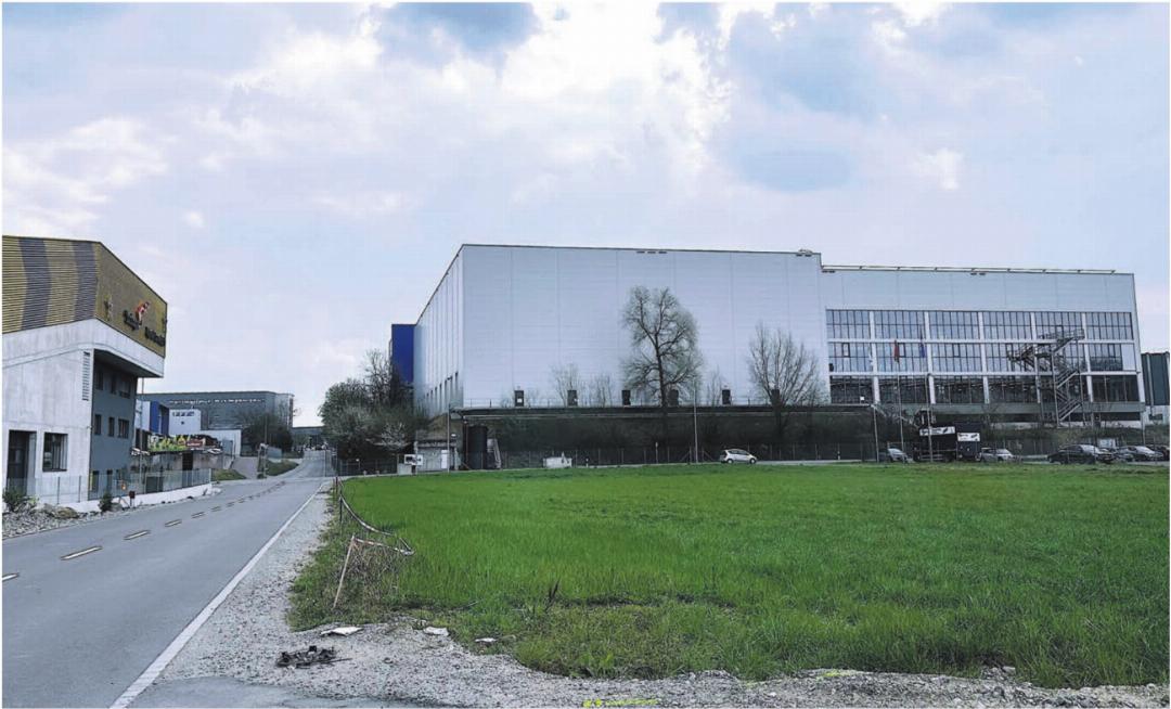 In diese grosse Halle (rechts) zieht die Digitec Galaxus AG ein. Links: die «Brings»-Entsorgungsstelle. Bild: Stefan Sprenger In diese grosse Halle (rechts) zieht die Digitec Galaxus AG ein. Links: die «Brings»-Entsorgungsstelle. Bild: Stefan Sprenger
