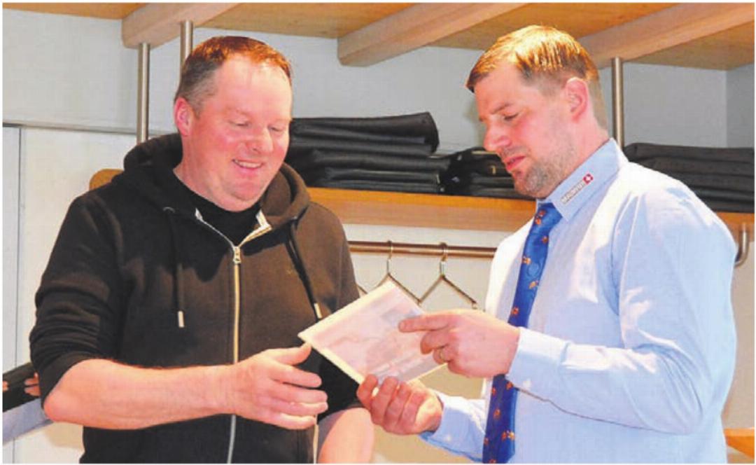 Präsident Cyrill Gauch (rechts) kann Reto Villiger als Züchter des Jahres auszeichnen. Bilder: Annemarie Keusch Präsident Cyrill Gauch (rechts) kann Reto Villiger als Züchter des Jahres auszeichnen. Bilder: Annemarie Keusch