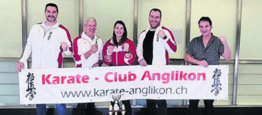 Vize-Weltmeisterin Angela Felber (Mitte) wird vom KC Anglikon in Empfang genommen. Von links: Peter Hubschmid, Heinz Muntwyler, Silvano Surano, Koni Lingg. Bild: zg