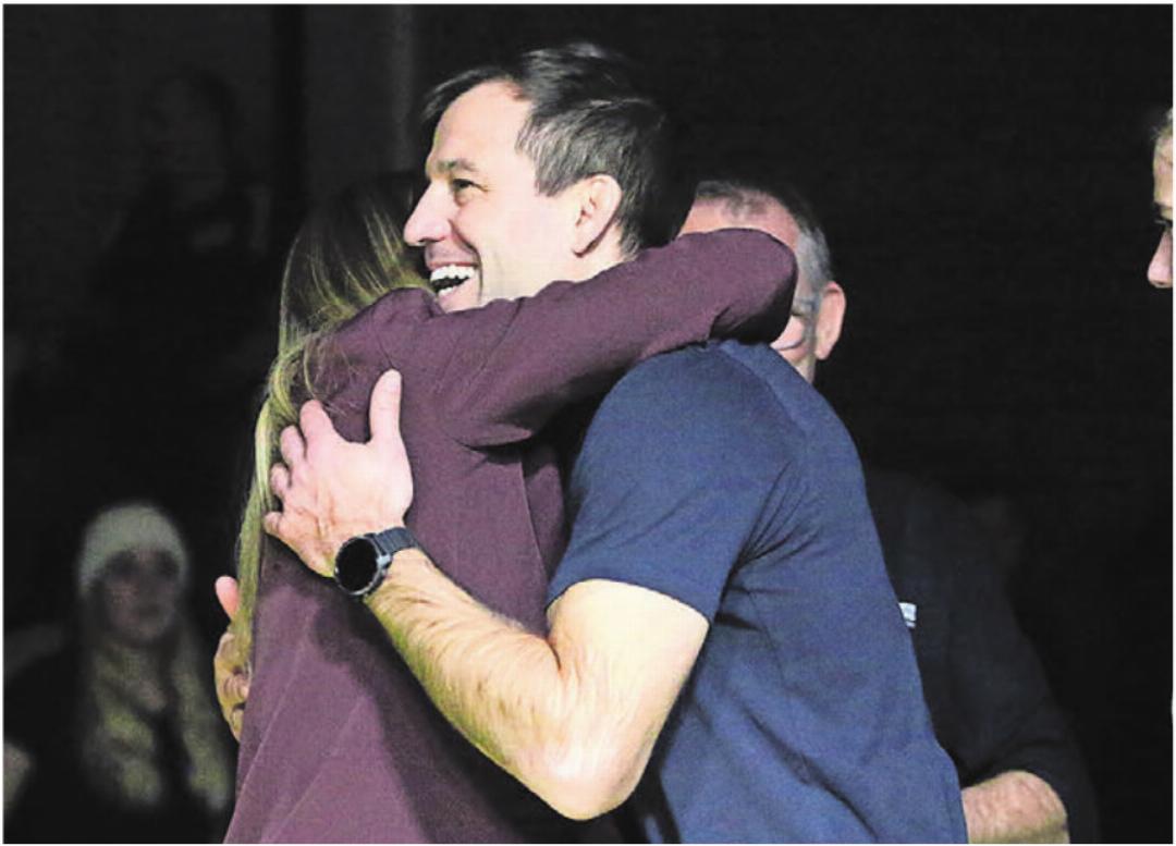 Holt in seiner zweiten Saison als Trainer wieder eine Medaille und wird von Verbandspräsidentin Nadine Pietschmann gedrückt: Pascal Strebel. Holt in seiner zweiten Saison als Trainer wieder eine Medaille und wird von Verbandspräsidentin Nadine Pietschmann gedrückt: Pascal Strebel.