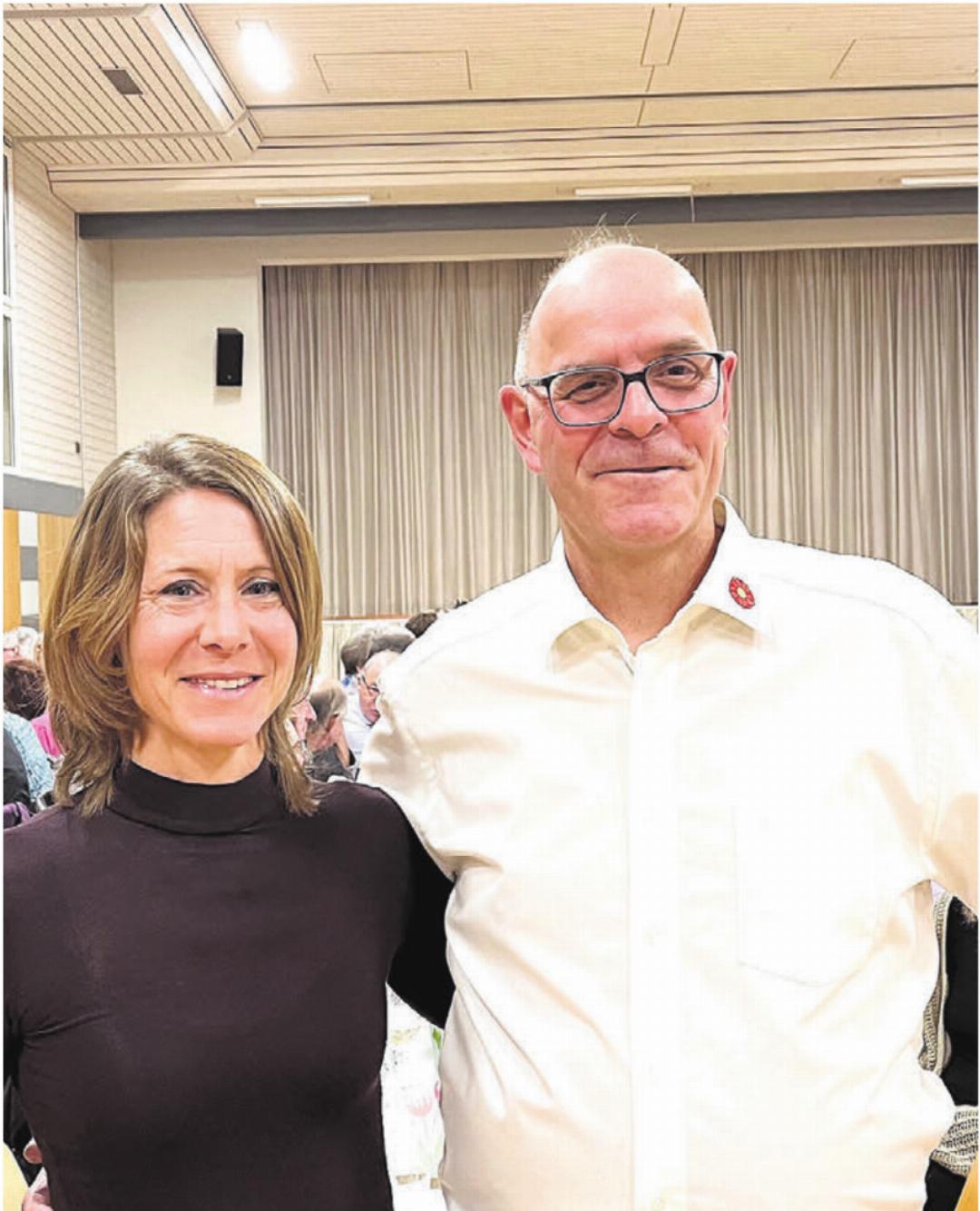 Präsident Roger Buchacek mit dem neuen Stiftungsratsmitglied Sabine Renggli-Leuppi. Sie wird Nachfolgerin von Corinne Weibel. Präsident Roger Buchacek mit dem neuen Stiftungsratsmitglied Sabine Renggli-Leuppi. Sie wird Nachfolgerin von Corinne Weibel.