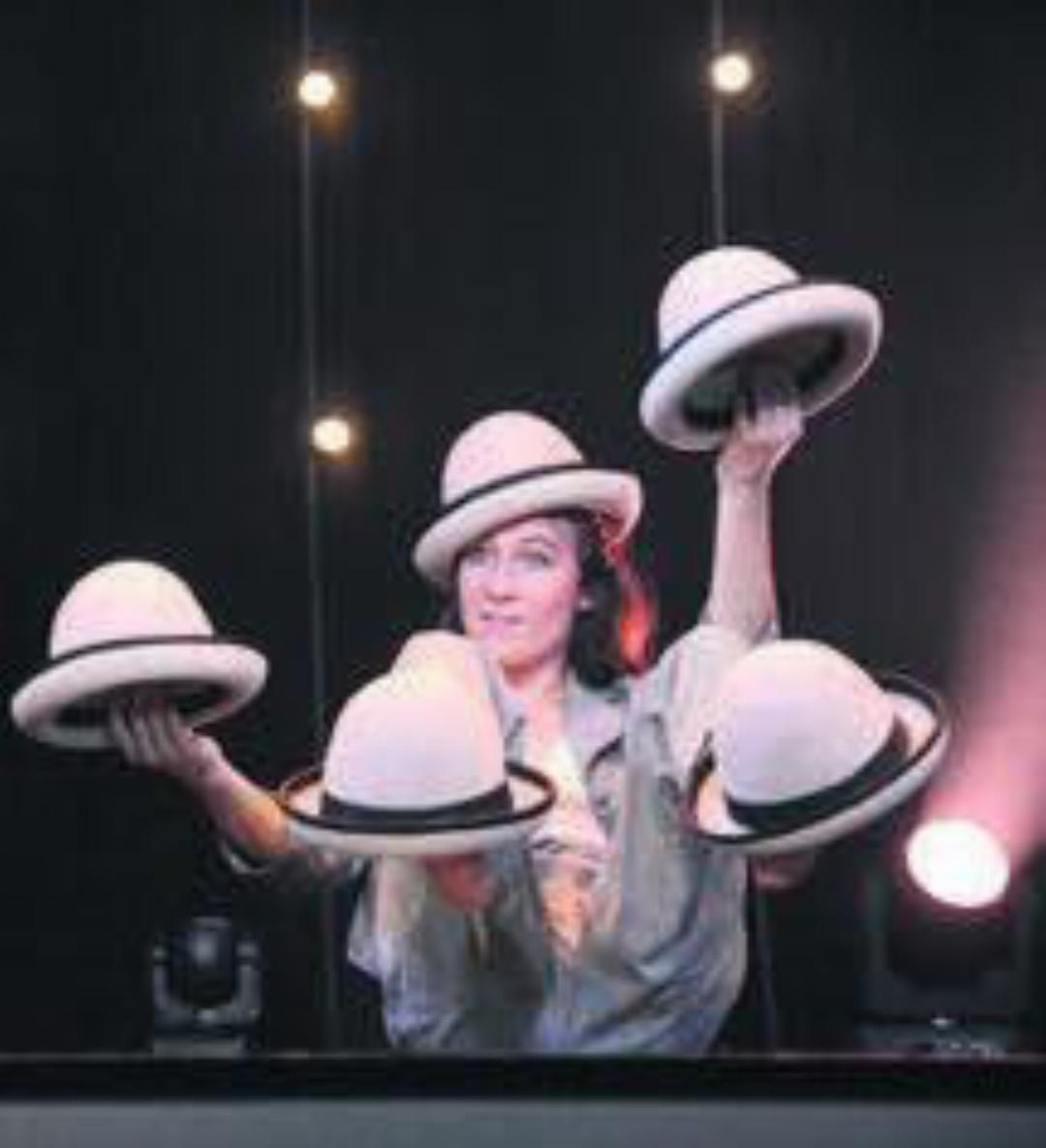Sie lässt die Hüte fliegen: Aude Cattin kann auch als Jongleurin überzeugen.