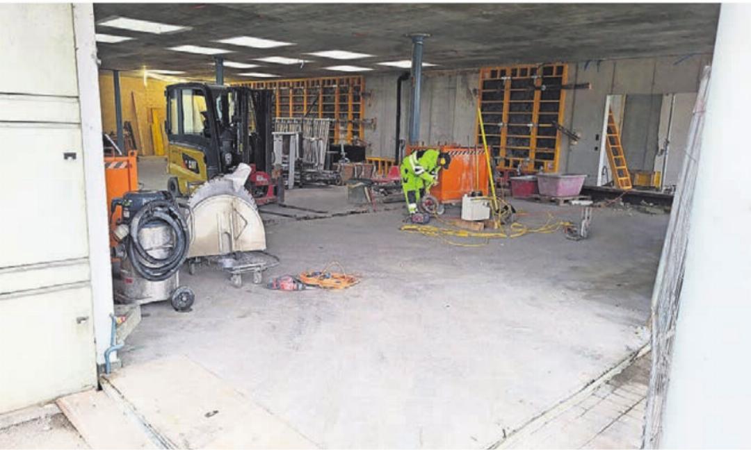 Im bestehenden Postgebäude laufen die Arbeiten derzeit auf Hochtouren. Hier soll eine «Filiale der Zukunft» entstehen. Im bestehenden Postgebäude laufen die Arbeiten derzeit auf Hochtouren. Hier soll eine «Filiale der Zukunft» entstehen.