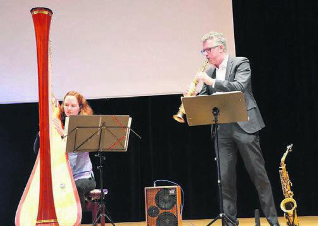 Harfe und Saxofon: Eliane Koradi und Rafael Baier machten Musik.