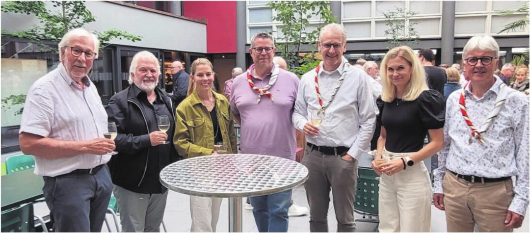 Der Gemeinnützige Ortsvereins (GOV) setzt sich primär, aber nicht nur für die Kindergärten ein. Auch andere Organisationen werden unterstützt, aktuell die Pfadi mit ihrem Neubauprojekt. An der letzten GV konnte der Vorstand des GOV mit den Vertretern der Pfadi anstossen (von links): Pitsch Isler, Andy Wyder,Manuela Müller-Stutz, Thomas Hoffmann, Thomas Geissmann, Corinne Moser-Burkard und Ernst Hochstrasser. Bild: Archiv/chh Der Gemeinnützige Ortsvereins (GOV) setzt sich primär, aber nicht nur für die Kindergärten ein. Auch andere Organisationen werden unterstützt, aktuell die Pfadi mit ihrem Neubauprojekt. An der letzten GV konnte der Vorstand des GOV mit den Vertretern der Pfadi anstossen (von links): Pitsch Isler, Andy Wyder,Manuela Müller-Stutz, Thomas Hoffmann, Thomas Geissmann, Corinne Moser-Burkard und Ernst Hochstrasser. Bild: Archiv/chh