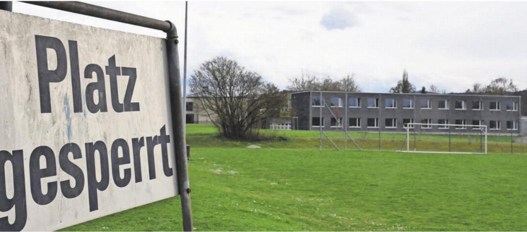 Der Rigacker-Fussballplatz muss dem Ausbau der Kanti (im Hintergrund) weichen. Zurzeit finden jährlich bis zu 1000 Einheiten des FC Wohlen hier statt. Diesen Verlust abzufedern, stellt für den FCW eine grosse Aufgabe dar. Der Verein zählt dabei auf die Unterstützung durch die Gemeinde. Bild: Daniel Marti Der Rigacker-Fussballplatz muss dem Ausbau der Kanti (im Hintergrund) weichen. Zurzeit finden jährlich bis zu 1000 Einheiten des FC Wohlen hier statt. Diesen Verlust abzufedern, stellt für den FCW eine grosse Aufgabe dar. Der Verein zählt dabei auf die Unterstützung durch die Gemeinde. Bild: Daniel Marti