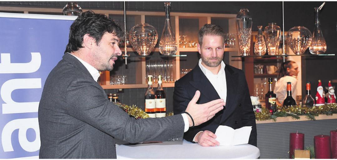 Ciriaco Sforza (links) im Gespräch mit Alexander Müller, Berater Unternehmenskunden der Valiant AG in Wohlen. Bild: dm Ciriaco Sforza (links) im Gespräch mit Alexander Müller, Berater Unternehmenskunden der Valiant AG in Wohlen. Bild: dm