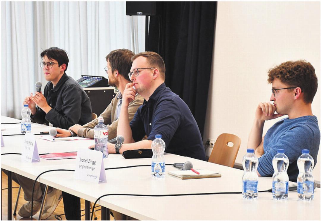 Liefern sich einen regen Schlagabtausch (v. l.): Jonas Kley, Juso, Moderator Fabian Schambron, Stephan Bättig, Junge Mitte, und Lionel Zingg, Jungfreisinnige. Liefern sich einen regen Schlagabtausch (v. l.): Jonas Kley, Juso, Moderator Fabian Schambron, Stephan Bättig, Junge Mitte, und Lionel Zingg, Jungfreisinnige.