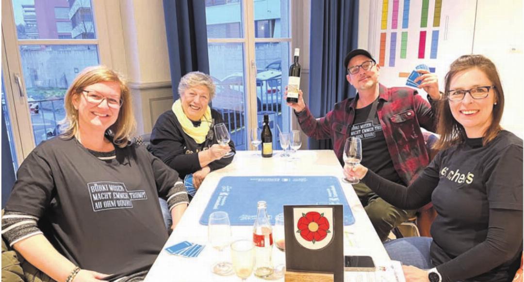 Das OK belohnte das Team aus Villmergen für seine freundnachbarlichen Zwischentöne mit einer Flasche Wein. Das OK belohnte das Team aus Villmergen für seine freundnachbarlichen Zwischentöne mit einer Flasche Wein.
